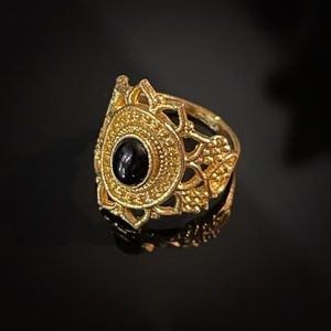 ✨Beautiful Vintage 18kge Brass Ring with Black Gem